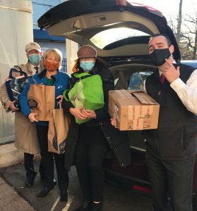 photo: 4 employees unpacking car
